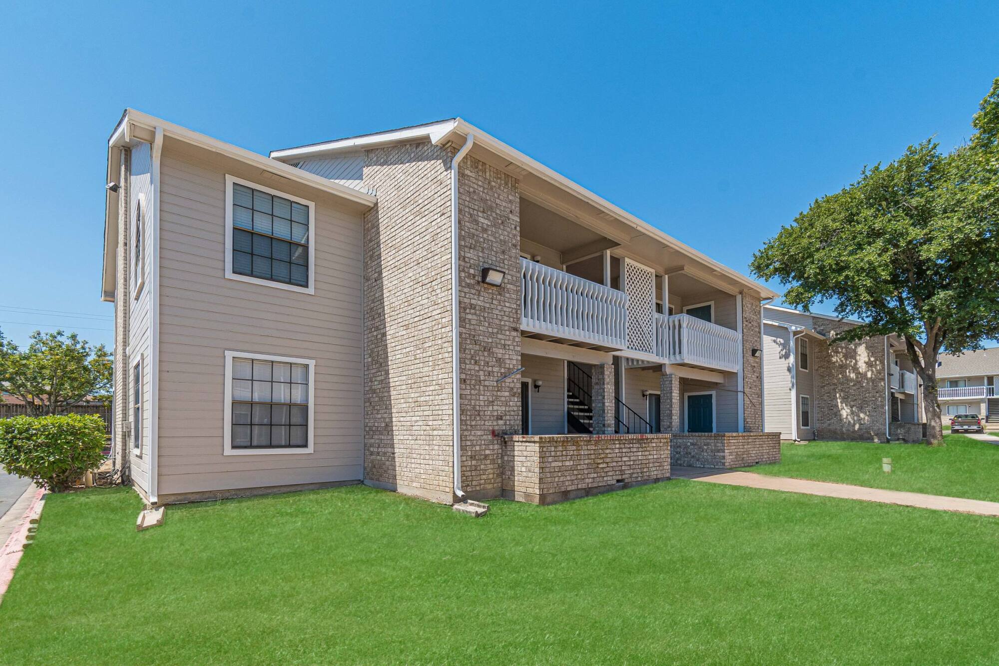 Keystone Apartments two-story apartment building with covered balconies and green lawn in Killeen TX